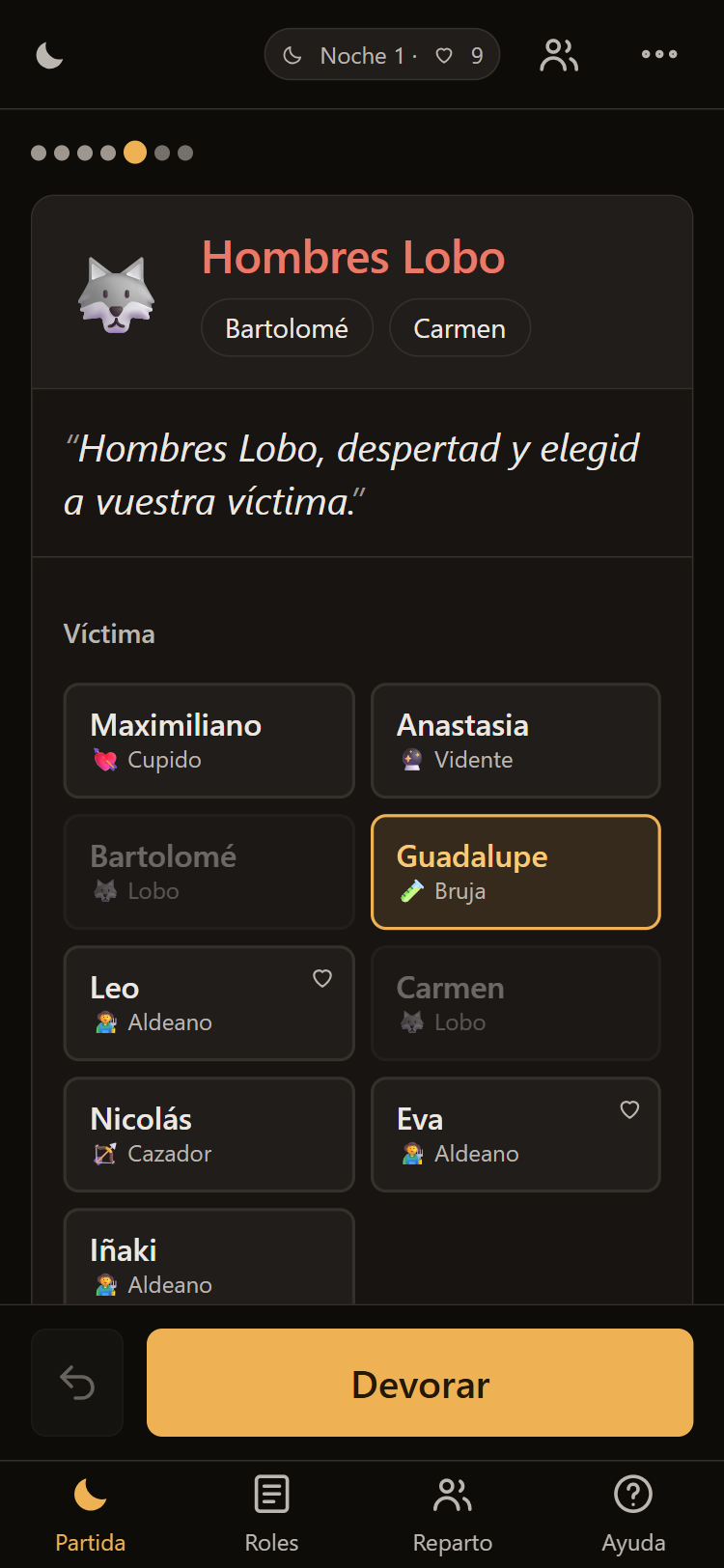 Pantalla de móvil con el paso de los Hombres Lobo: la frase para narrar, la rejilla de jugadores y el botón Devorar